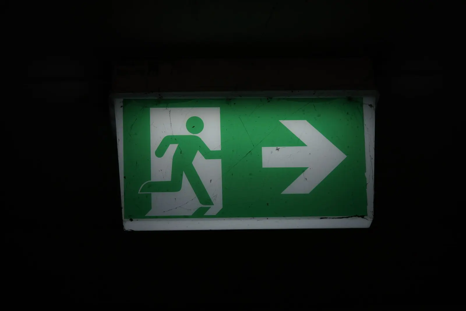 Un letrero iluminado de salida de emergencia